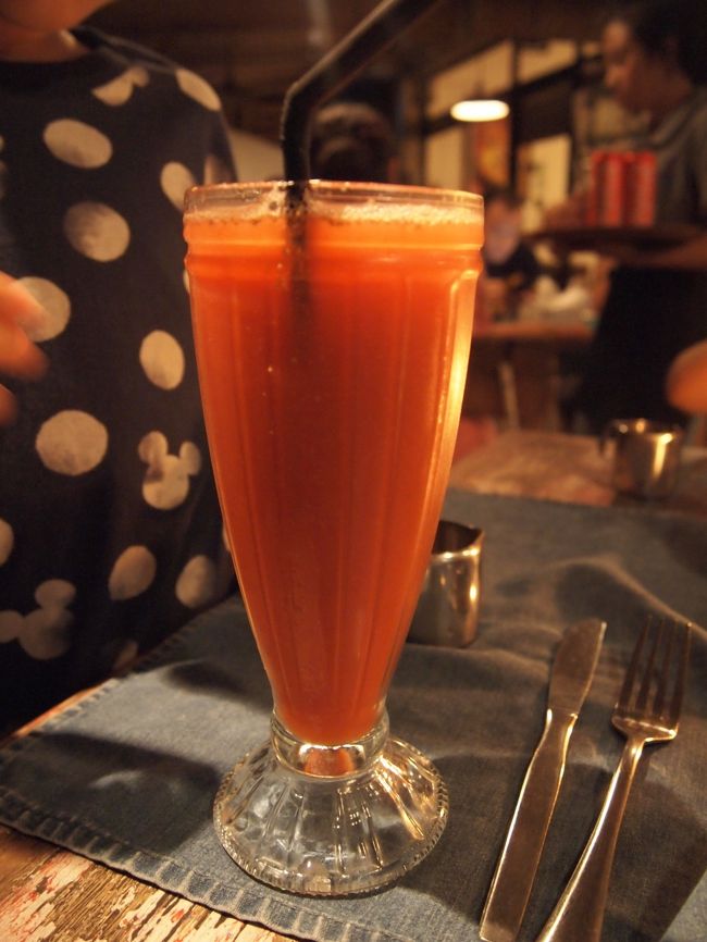 息子はいちごが大好き。<br /><br />ここでもストロベリージュース(Rp30,000)<br /><br />写真に写ってませんが娘はレモンスカッシュ(Rp25,000)