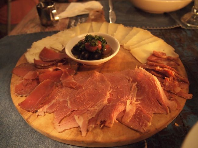 なんと…４０分かかってアンティパストが出てきました(_ _。)<br /><br /><br /><br />気を取り直して。<br /><br />みんな一緒に見えますが、ハム・チーズ、それぞれ３種類混ざってます。<br /><br />塩味がきつくなくてとても美味しかった。<br /><br />息子が食べ尽くそうとしたので、他３人はあわてて自分の分を取り皿に確保。<br />いつもの食卓風景。