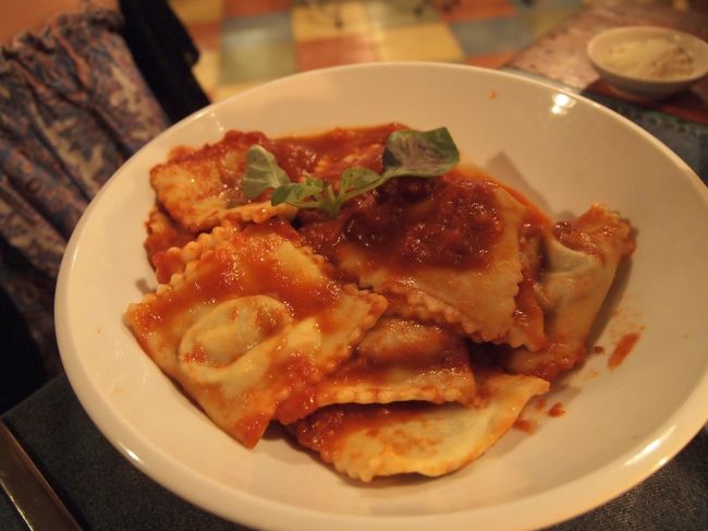 娘が大好きなほうれん草のラビオリ。<br />ここにリコッタチーズをぱらぱらとふりかけて食べたら<br />アツアツで溶けてもうすっごくおいしいo(ﾟ∀ﾟ)o<br /><br />Ravioli ricotta e spinaci(Rp75,000)