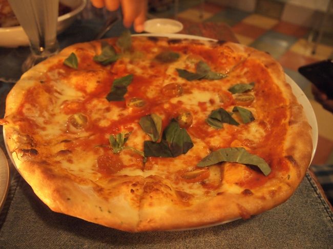 冒険はせずに子供たちが食べ慣れてるマルゲリータ(Rp65,000)<br /><br />ご覧の通り、モッツァレラ感少なく、バジルの葉も寂しい感じ。<br />まずくはないですが感動も薄。<br /><br />しかし息子が半分くらい食べちゃった。