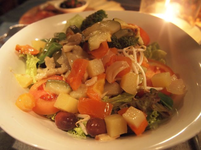 Insalata mista(Rp45,000)<br /><br />すっごいボリューミーなどんぶりサラダ。<br />ぶどうに見えるオリーブがむちゃうまい。<br /><br /><br />どれもそこそこ美味しくて安くていいのですが、なんせ出てくるの遅いから。<br />ディナーは時間をかけてゆっくり…なんて子連れは慣れないですから。<br />も少しちゃんちゃんとお料理出してくれると、、、嬉しいんですがね。<br />