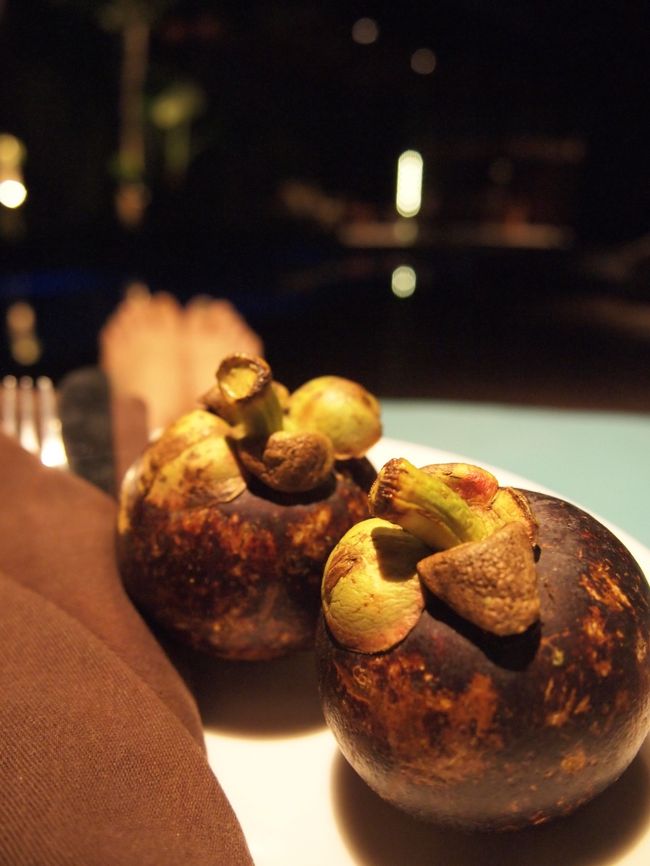 私はプールサイドの居心地抜群ソファでデザートタイム。