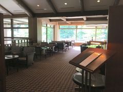 リフトで下山中に見えた東急ホテルでちょっと休憩。

入り口でお帰りなさいませ。と言われ少々恐縮しながら中に。
カフェのみです。すみません。