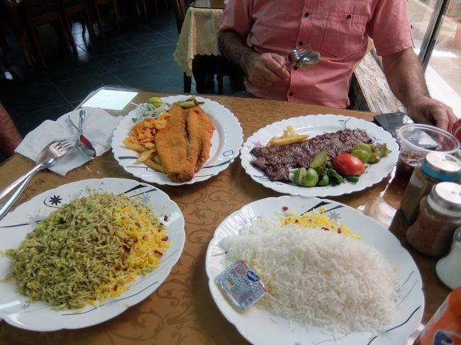 「エマーム広場」観光を終えて昼食です。<br /><br />今日は、ケバブ（焼肉）と魚