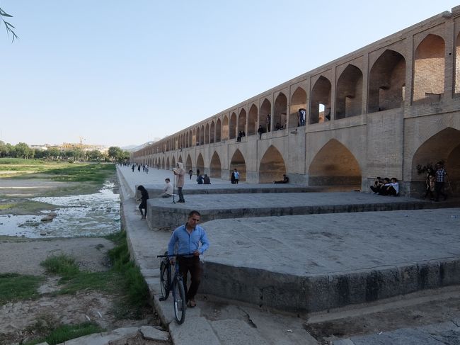 昼食後に訪れたのは、朝の「ハージュー橋」に続いて「スィー・オ・セ橋」<br />やはりザーヤンデ川に架かる石造で、アッバース１世による計画的街づくりの一環として建設されたもので1602年に完成。<br /><br />橋の長さは３００ｍ。橋の幅は１４ｍ。<br /><br />“スィー・オ・セ”とは“33”の意味で、橋のアーチが33あることからの名前です。<br /><br />