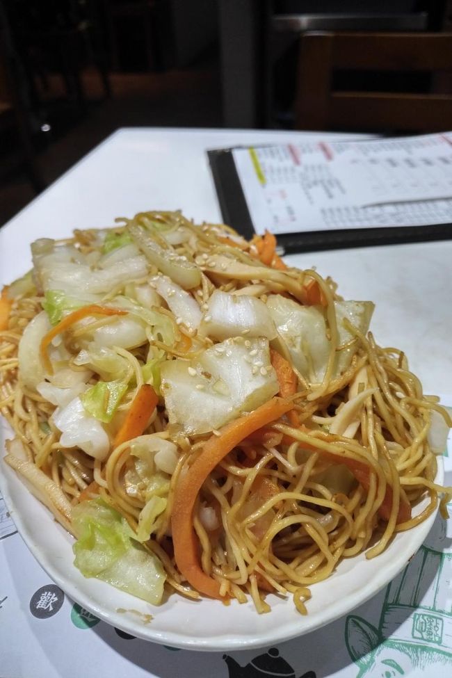 炒飯だと思って頼んだら焼きそばでした（麺と飯と見間違え）。それもかなりの量