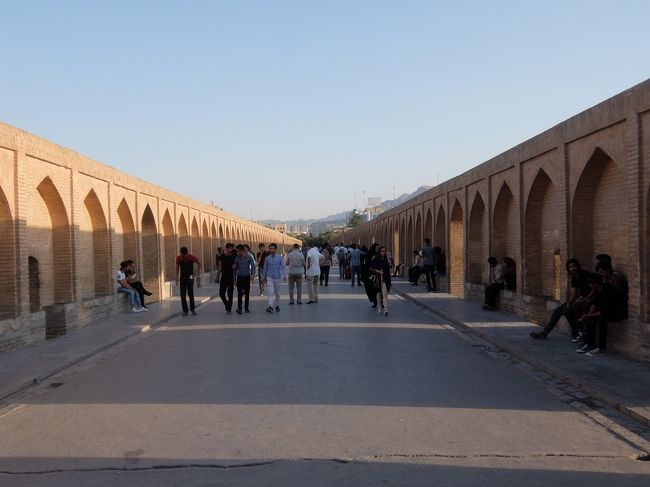 人通りの多い橋ですが、公園のように落ち合っておしゃべりしたりする場祖でもあります。<br /><br />この橋もライトアップされた夜景がきれいなようです。（帰国後に知りました）