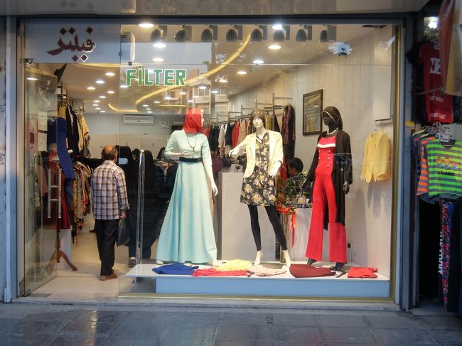 橋からホテルは、ほんの500ｍぐらい。<br /><br />写真は、ホテルに戻る途中のお店。<br /><br />この日は早めに観光終了。<br /><br />今にして思えば、夜の「エマーム広場」なり「スィー・オ・セ橋」なりを見に出かければよかった･･･と思うのですが、夕食後少し街中を散策しただけで、あとはホテルで制約の多いネット環境とずっと格闘していました。