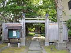 新寺町寺院街へ向う途中、道路脇に木々に囲まれて「十一面観世音」と記した、袋宮寺（たいぐうじ）がありました。