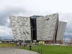 1時間半ほどで北アイルランドの中心都市、ベルファストに到着。
ここでの持ち時間はたしか1時間くらいだったが、夫が「タイタニック・ベルファストにぜひ行きたい」と言うので、バスから降りるや否やあらかじめ調べておいた路線バスに飛び乗る。

タイタニック・ベルファストは2012年に完成したばかりで、建物は近未来的。
タイタニック号はベルファストで製造され、ここはそのタイタニック号の博物館で、沈没事故についても詳しく解説されているらしい。