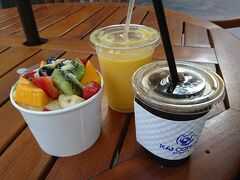 サラダを食べたらハイアット1階のルジャルダンとカイコーヒーへ。
この旅で絶対食べたかったものの１つ。ルジャルダンのアサイーボウル。フルーツたっぷりです。店員さんは日本人の方でした。
この旅に食べたアサイボウルの中では２位かな。