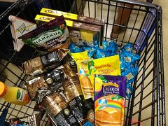 お土産をゆっくり買えるのは今日くらいしかないので、オリオリウォーカーのカハラルートでセーフウェイへ。
ドキドキしながらメンバーズカードを作って、たくさんお買上げ！
安いって聞いてたけどABCストアとそこまで値段変わらなかったような？