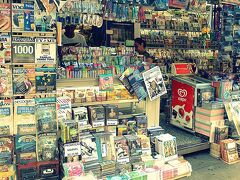 【週末のパウリスタ大通り】

これは、サンパウロの道端中にあるバンカ（BANCA）と呼ばれるキオスク。バンカ毎に品揃えも異なるので、ドンキの様相を呈してもいます...笑