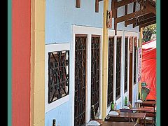 【サンパウロの芸術村：エンブー】

レストランの屋外席。ブラジル人はこういうスタイルが大好きなんです。