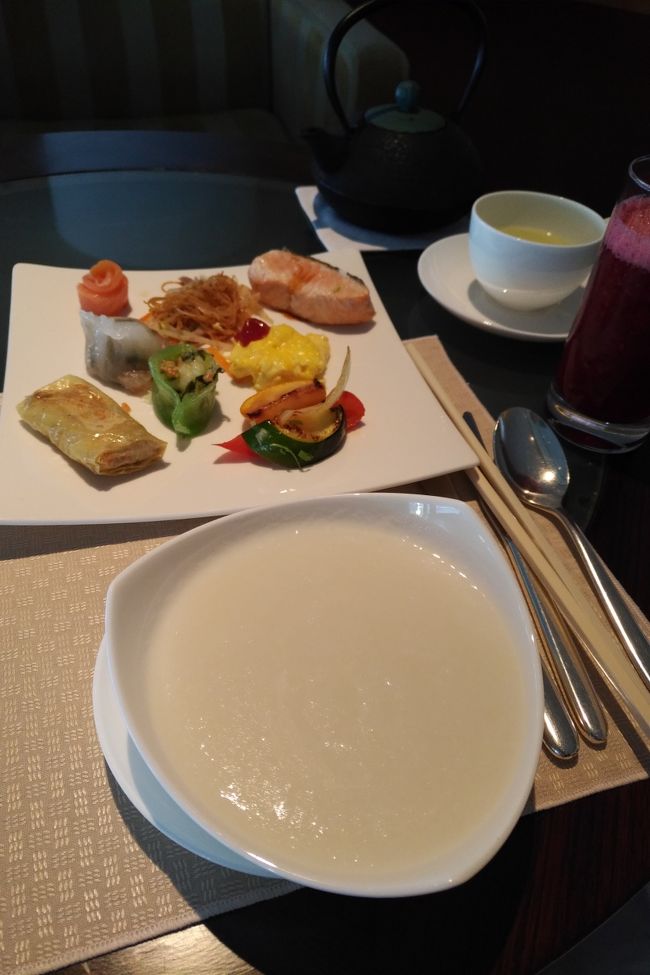 翌朝のラウンジ朝食。昨日夜遅くに飲茶しちゃったんで肉はもう良いかな、ってことで中華粥などを。お粥はどっちかというと苦手なんですが、絶妙な塩加減で旨かったですね。