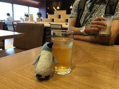 福岡空港は昨年からずーーとリニューアル工事中。
JALのラウンジも新しくなってました！

朝バタバタしてたのでジュースを飲んでから飛行機に乗り込みます～