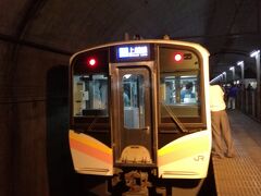 そうこうしているうちに129の普通列車長岡行きが到着しました。シーズンの祝日、しかも帰省時期と言うことで、満員状態です

これに山の日号から乗りかえる人の多くは、水上で山の日号を降りて席取りをしていたようです