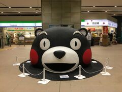 熊本駅から新幹線で博多へ帰ります。
新幹線に乗る直前、床からくまモンが生えてました・・・・