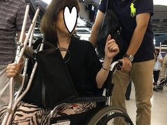 私の母は腰と足が悪く、今回は松葉杖での参戦です（年内に手術予定）。
空港では車椅子を頼んでおいて、ホテルでも一応滞在中車椅子をレンタルしておきました（ホテルに頼んで4泊で60ドルでした）。
係りの人が押してくれますが、断ってずっと私の主人が押してました笑。