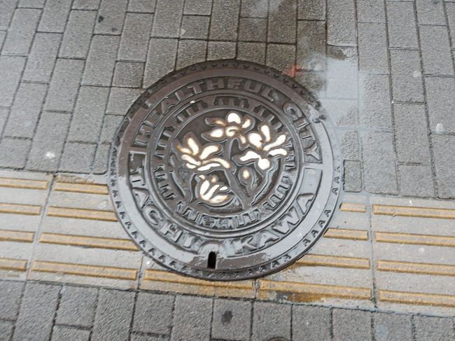 こぶしの花をデザインした立川市のマンホール蓋です。