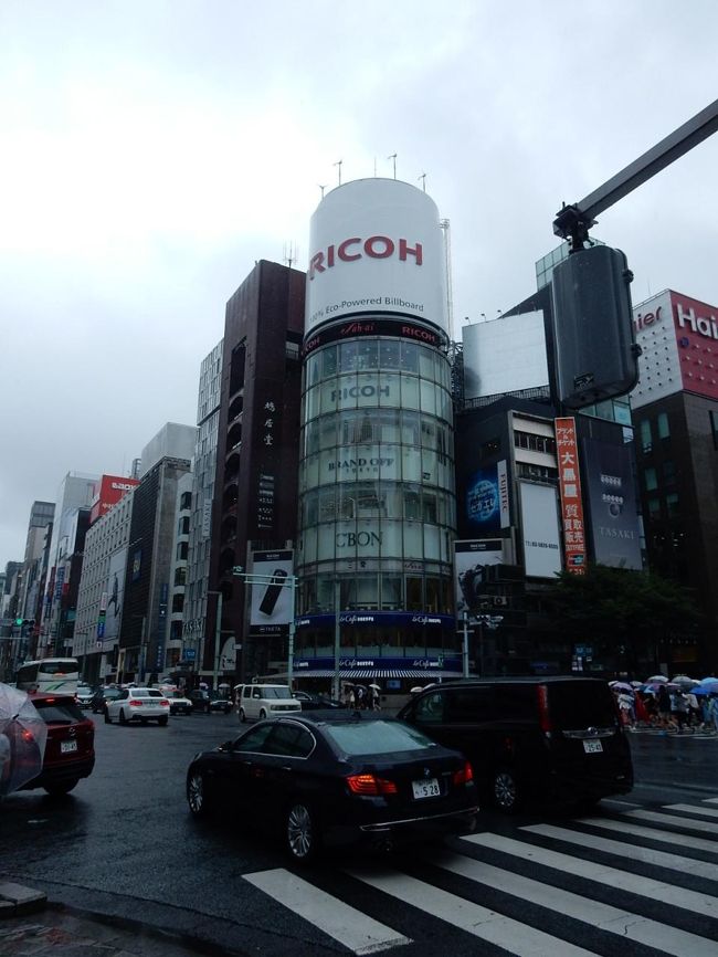 この円筒形のビルは三愛ビルと呼ばれています。<br /><br />十代の頃弟と東京に遊びに来て、このビルの何階かで食べ放題のアイスクリームを食べて、気持ちが悪くなった記憶があります。馬鹿ですねぇ、