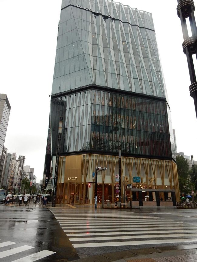 この建物も目を引きますねぇ、しばらく来なかったら、知らないビルがたくさん建っていました。　ここは西銀座だったかな？