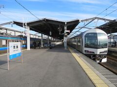 8:52　児島駅に着きました。（坂出駅から15分）

少しの時間ですが岡山県にお邪魔させていただきます。

児島駅はJR四国とJR西日本の境界駅です。（JR四国のバースデイきっぷは児島駅まで乗ることができます）

乗務員の交代が終わり列車を見送ります。