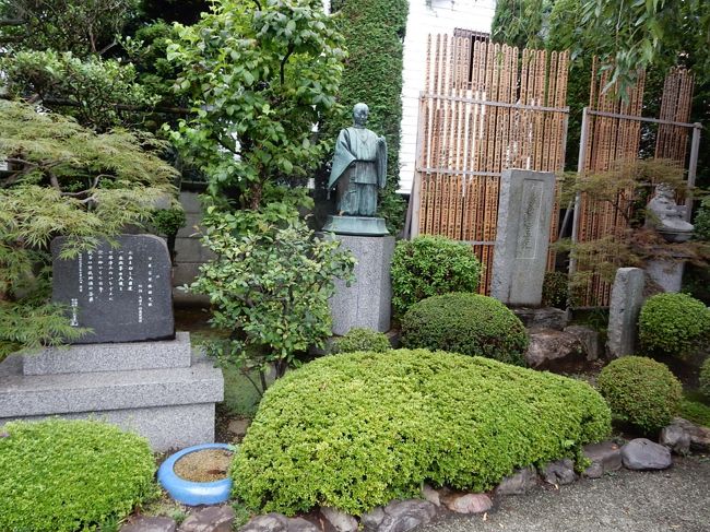 日蓮宗だけあって幼い姿の日蓮の銅像がありました。狭いながらもよく手入れされた綺麗なお庭です。