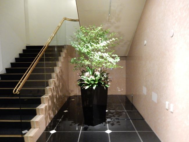 一階フロアーには素敵な生け花が飾られていました。
