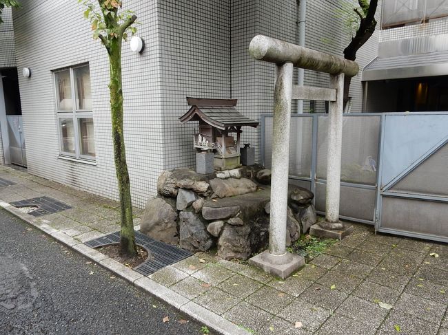 バスを降りてすこし歩き始めました。なんの変哲もないただの町内、目についたのはこのお稲荷さんくらいなものです。