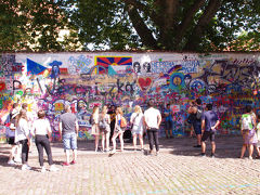 ジョンレノンの壁

1980年代ジョンレノンはチェコの反政府主義者たちのシンボルとなりました。反政府主義者たちは彼の歌詞や他の政治的スローガンを今では有名なこの壁に書き散らしました。とか(出典：ジョン・レノン・ウォール - アトラクション - Prague.FM)