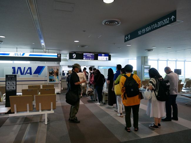 バスで千歳空港に無事到着。成田行きの飛行機もノープロブレム！とりあえず成田まで着けば何とかなる！<br /><br />ちなみに、荷物はリスボンまでスルーらしい。嬉しい。２つともちゃんと届きますように。でも、万が一届かなかった時のために、旅を継続するための最低限のものはリュックに詰め込んだぜ。