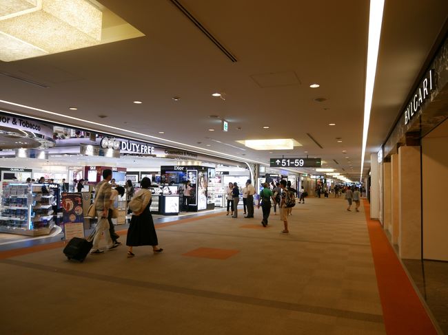 飛行機は無事に千歳を出発して成田に到着し、さくさくと出国審査も完了。<br /><br />免税店通り。ここできっつ～い香水の香りをかぐと、ああ、海外旅行に行くんだなぁーとテンションあがるのは私だけ？