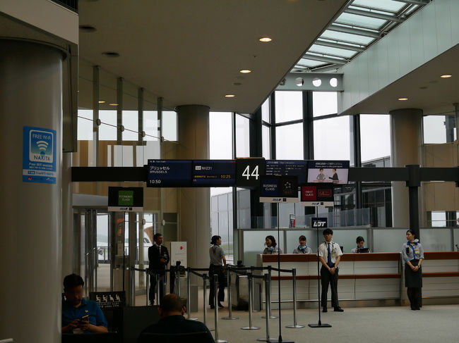 ヨーロッパ行きの飛行機を搭乗口で待つ。<br />ここで待つのもなんとなく楽しいのが海外旅行☆