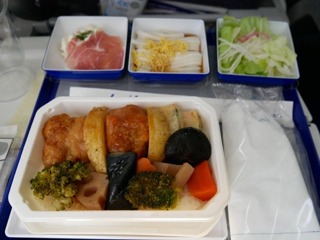 席はいつも通りエコノミー。<br />最初のご飯、鶏肉はちょっと皮多め。