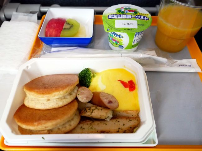 到着前の腹ごしらえ。<br />メニューには、鮭ご飯 or パンケーキの２種類とのこと。<br />「パンケーキがお勧めです」と言われた。<br />あぁ、鮭ご飯少なくなっちゃったのね。うん、パンケーキでOKだよ！<br /><br />