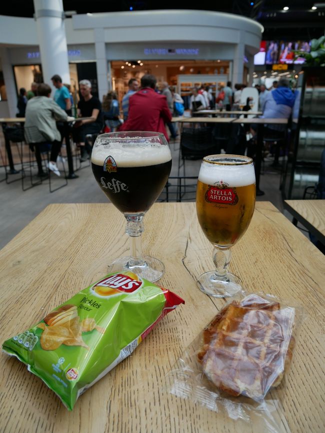 ベルギーといえば、ビールとワッフル☆<br />旦那曰く「ワッフルでビール飲めるわけないだろー」とのことなので、ポテチも添えて。<br /><br />ホントは焼きたてのワッフルが食べたかったのだけど、ビールも一緒に置いてるようなところが見つからなかったので、作り置きのワッフルのあるビール屋さんで。<br />ワッフル、ちゃんとおいしかったです♪