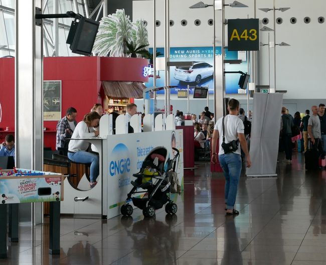 食べるもの食べたら乗り遅れのないように搭乗口で待ちましょう。<br /><br />搭乗口そばのパソコンカウンター、椅子がエアロバイクになってて、しかもみんなちゃんと足を動かしてたのがちょっと面白かった。