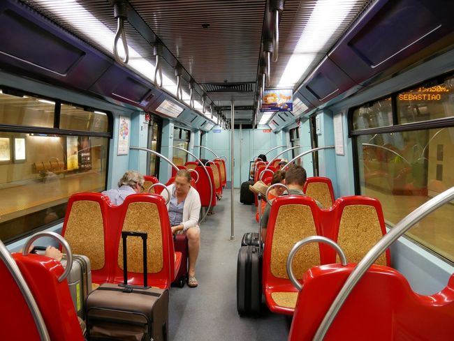 乗ってみると、座席にコルクが！さすがポルトガルだー！<br />でも、座席にコルクが使われてる地下鉄にあたったのはこの１回のみだった。