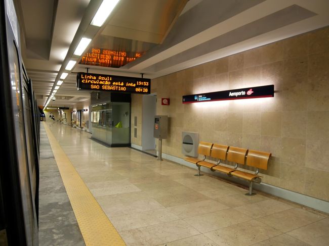 ということで、写真はあっという間にリスボンの地下鉄（汗）<br /><br />飛行機搭乗からここまでの出来事を。<br /><br />・飛行機は確かオンタイム<br />・雲ばっかりでつまらないから寝る<br />・機内サービスはなかった<br />・寝てたから何ももらえなかっただけかも<br />・ほぼ並ばすに入国審査<br />・「こにちわ」と急に言われ「え？」と聞き返す<br />・突然耳に入ってくる日本語に戸惑う日本人<br />・問題なく入国<br />・さあスーツケースを見つけにBaggage Claimの方面へ<br />・なぜか子供の遊び場に入る<br />・間違ったか<br />・案内板の通りに歩いたらカフェの中<br />・間違ったか<br />・通りぬけてしまえ<br />・他の人たちも似たような動きだった<br />・スーツケースは無事に２つともゲット<br />・出た<br />・暑い<br />・地下鉄の駅到着<br />・さあ、問題のプリベイドカードViva Viagemを購入すっぞ<br />・並んでいる<br />・買う人々、みんななんとなくまごついている<br />・自分たちの番<br />・表記を英語にしたら、一日券でもなく１回用でもなくチャージ式を<br />・チャージは５ユーロからだから５ユーロで<br />・今から思えばここは１回チケットで買うのが結局お得だった気がする<br />・Viva Viagem、ご利用は計画的に<br /><br />ということで、無事、空港の地下鉄に乗りました。