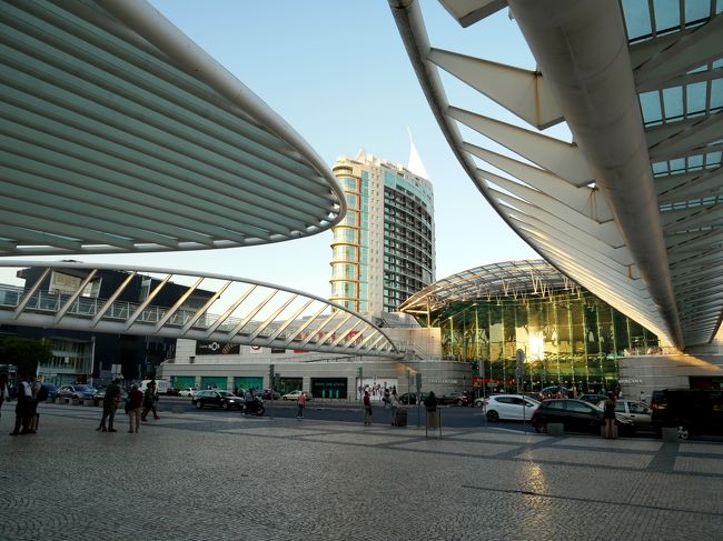 駅を出ると、目の前にバスコ・ダ・ガマ ショッピングセンター。<br />24時までやってるらしいから後で来るぞー。