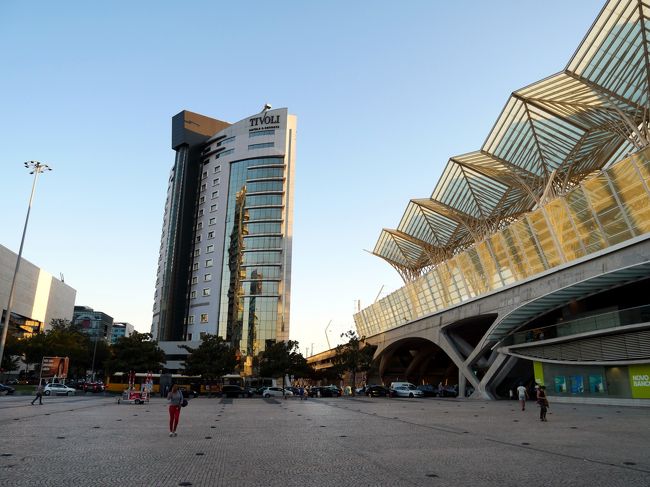 駅の右横の目立つビル。ホテルだそう。近くていいなー。<br /><br />宿泊するホテルもそれなりに近くって、あのホテルから100メートルくらいなんだけど、その間の石畳がスーツケースに優しくないー。<br /><br />でも、そんな石畳のキビシさがヨーロッパに来たことを実感させてくれたりもする。