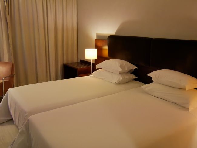 石畳の上をスーツケースコロコロしてホテルに到着。<br />あー、つかれたー。