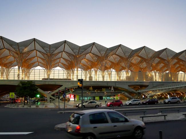 さて、ご飯を買いに行かなくちゃ。<br /><br />通ってきた道を戻って駅前のバスコダガマショッピングセンターへ。<br />地下にスーパーがあるので、今日はそちらでお惣菜買って部屋食にしちゃいましょう。<br /><br />写真はオリエンテ駅。夕暮れ。夜９時だけど。