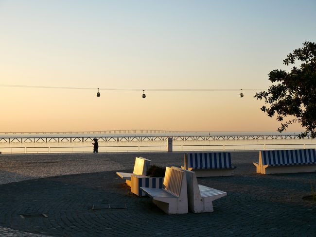 朝食がすんだらご近所のお散歩へ。<br /><br />ホテルから歩いてすぐのところが万博の会場だったという大きな公園なので来てみた。<br />走ってる人や、情熱的にキスしている男性カップルもいて、ヨーロッパだなあー、と。