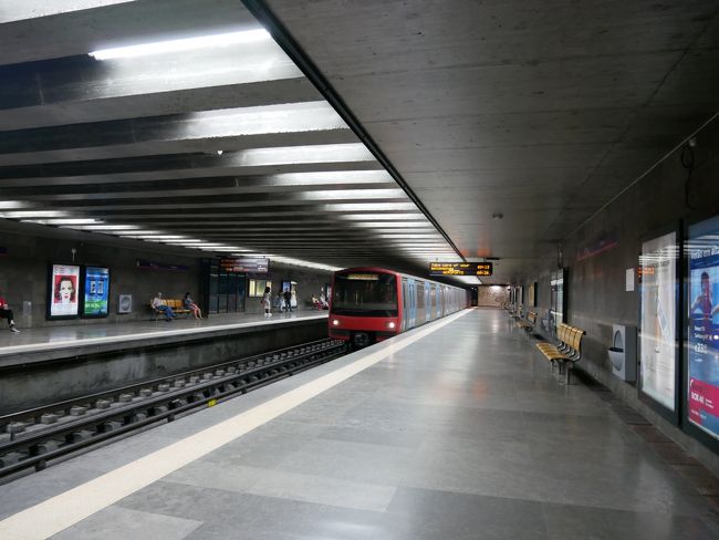 チェックアウトして石畳をスーツケースごろごろして地下鉄のオリエンテ駅へ。<br />レンタカーは空港で借りまーす。<br /><br />・空港のHERTZで予約票を見せる<br />・めずらしくカーナビをお願いしたのだけど<br />・カーナビ（ネバーロスト）は邪魔になるよ、とか言い出した<br />・ビルトインの方がいいよ、高いけど、だって<br />・いや、ビルトインじゃなくてもいいから安い方がいいです<br />・なんか困り顔に見えるけどまあいいや<br />・おねえさん「左ハンドルのマニュアルだけど大丈夫？」<br />・旦那「はい」<br />・おねえさん「ホントにぃ？」<br />・旦那「ホントに大丈夫！」<br />・ホントに大丈夫です<br />・手続き完了<br />・車は隣のビルで受け取りだそう<br />・ビルの中にもHERTZの受付<br />・車の鍵もらう<br />・車に行く<br />・あれ<br />・カーナビがビルトインなうえに頼んだのよりもひとまわり大きい<br />・どんな大人の事情でこの車になったのかは不明<br />