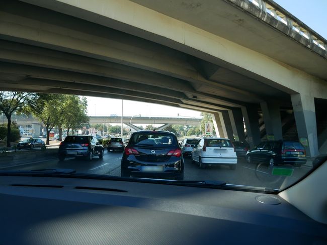 ということで、10時過ぎ、左ハンドルのマニュアル車で出発！<br />・・・カーナビついててよかった。<br />右側走行は慣れれば何とかなるけど、都会の見知らぬ土地、カーナビなしで行ってたらどんなことになっていたか！（過去の経験を走馬灯のように思い出す・・・）<br />