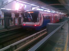 パヤ―・タイ駅でＢＴＳに乗り換えて、サヤーム駅まで行きます。