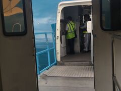 足を痛めている私、事前にベトナム航空へ各種書類（合計4枚。英語の文章）を提出して車いすをお借りしました。
なので、右舵から降機＆搭乗。今回の旅でボーディングブリッジは殆ど使わなかった（＞＜）