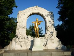 あった！黄金に輝く、ワルツ王　ヨハン・シュトラウス像です。ウィーン来た感マックスです。時間がないので、一列に並び、流れ作業的に添乗員さんに写真を撮ってもらいました（笑）